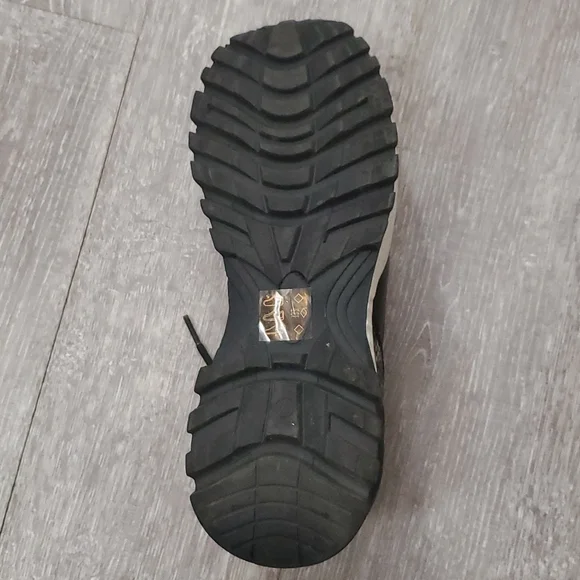 Shoe - Picture 3 of 3